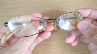 メガネ 傷消し方法
